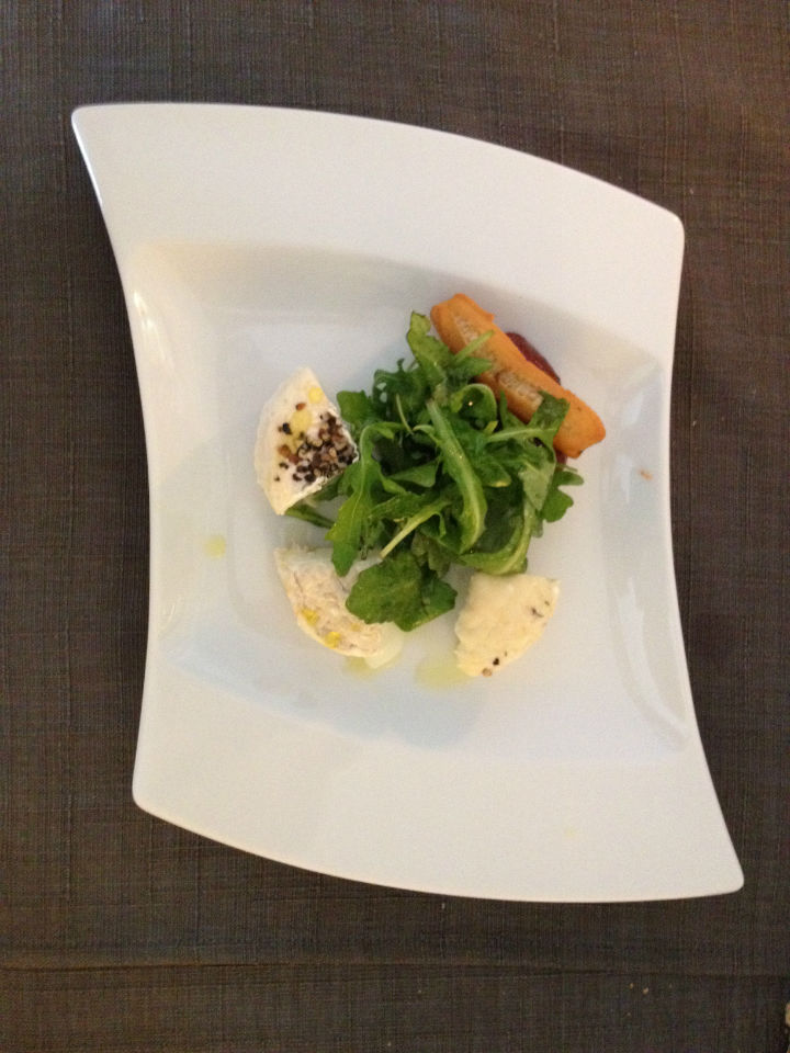 Green salad, cheese with walnuts and crunchy bread without gluten